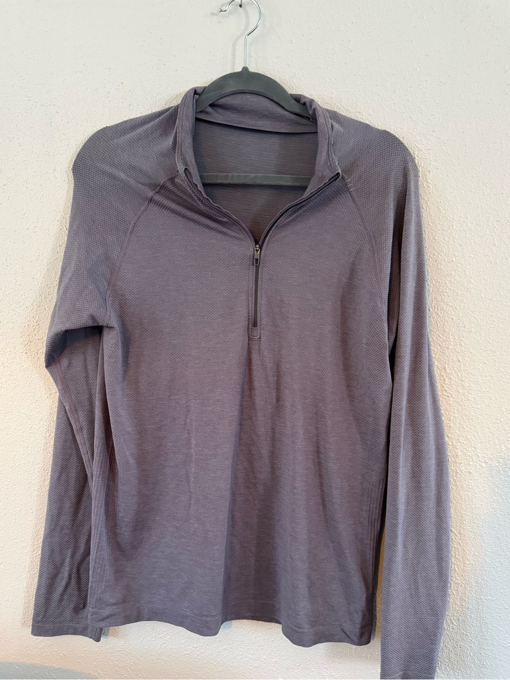 Men’s medium lululemon Soft Textured Seamless Top